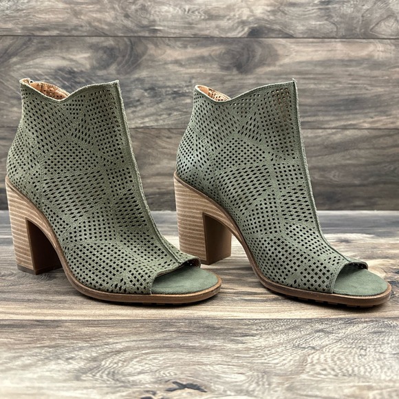 NIB Lucky Brand Vacob 9M Open Toe Perforated Block Heel Ankle Bootie Olive Suede - Picture 3 of 13